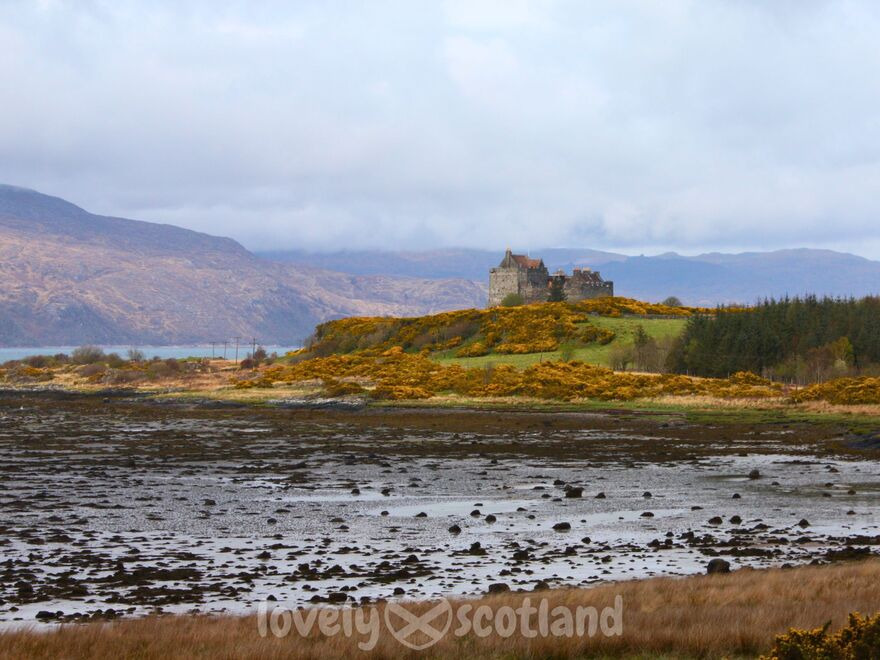 Castillo de Duart al fondo en Mull rodeado de paisaje costero abierto
