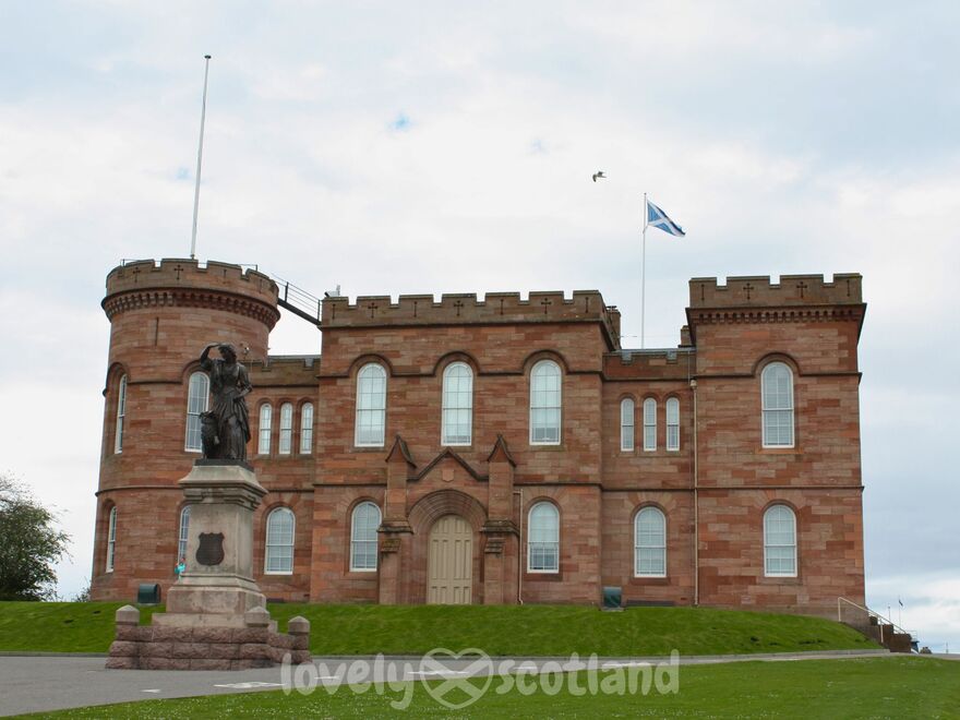 Vista frontal del castillo de Inverness con fachada de arenisca roja y torres