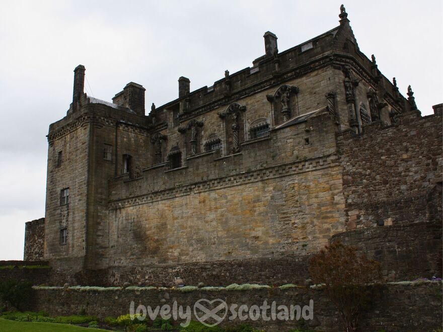 Vista exterior del castillo de Stirling con murallas y fachada histórica