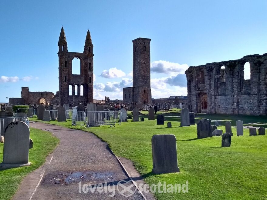 Ruines de la cathédrale de St Andrews depuis le cimetière