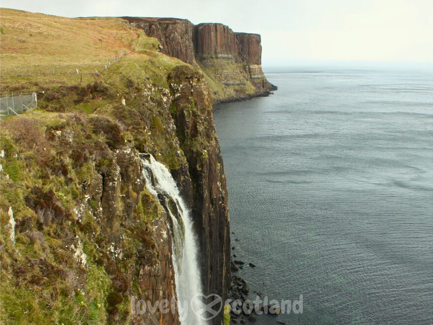 Kilt Rock sur l’île de Skye avec une cascade tombant dans la mer