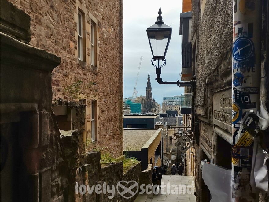 Vue depuis Advocate's Close vers le Scott Monument et la New Town