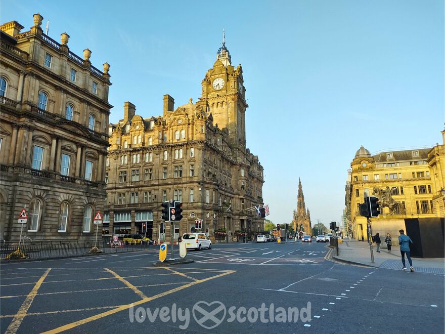 Hôtel Balmoral à l'extrémité est de Princes Street, vu depuis Waterloo Place, avec le Scott Monument au fond
