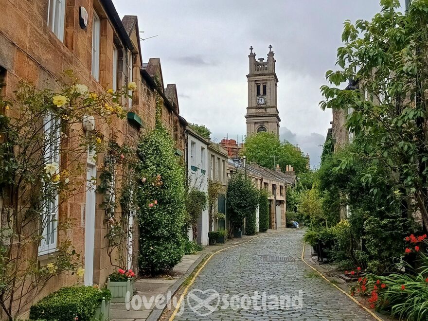 Circus Lane à Stockbridge avec pavés et façades couvertes de lierre