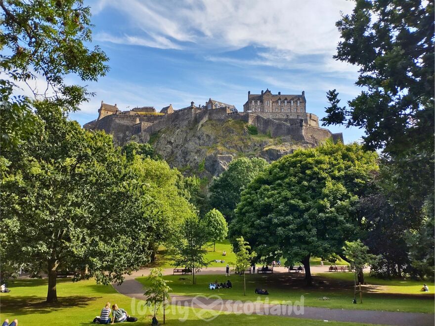 Château d’Édimbourg au dessus des pelouses de Princes Street Gardens