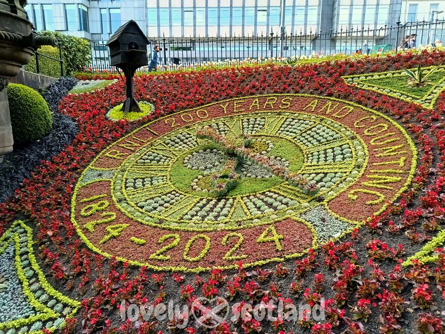 Horloge florale composée de fleurs colorées à Princes Street Gardens à Édimbourg