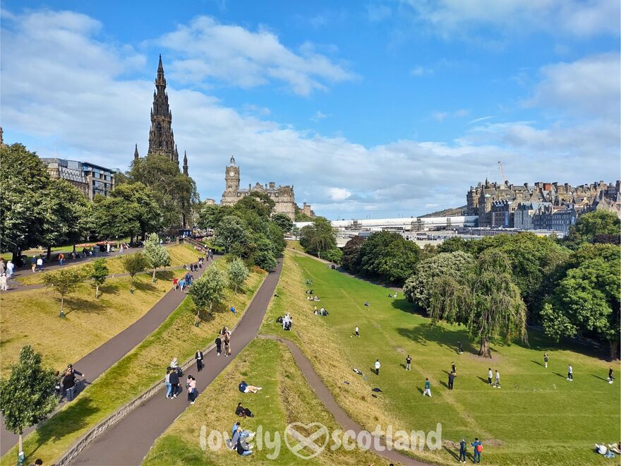 Partie est de Princes Street Gardens à Édimbourg avec le Scott Monument et l’hôtel Balmoral