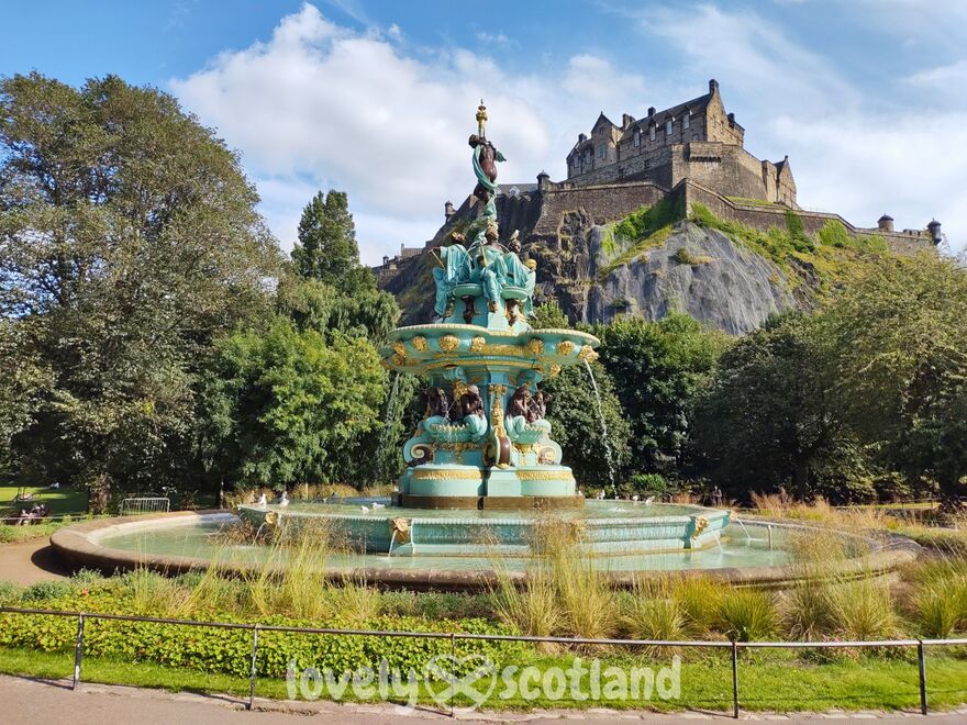 Château d’Édimbourg vu depuis la fontaine Ross à Princes Street Gardens