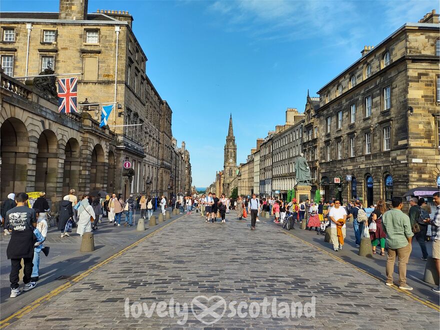 Des passants sur le Royal Mile à Édimbourg par beau temps