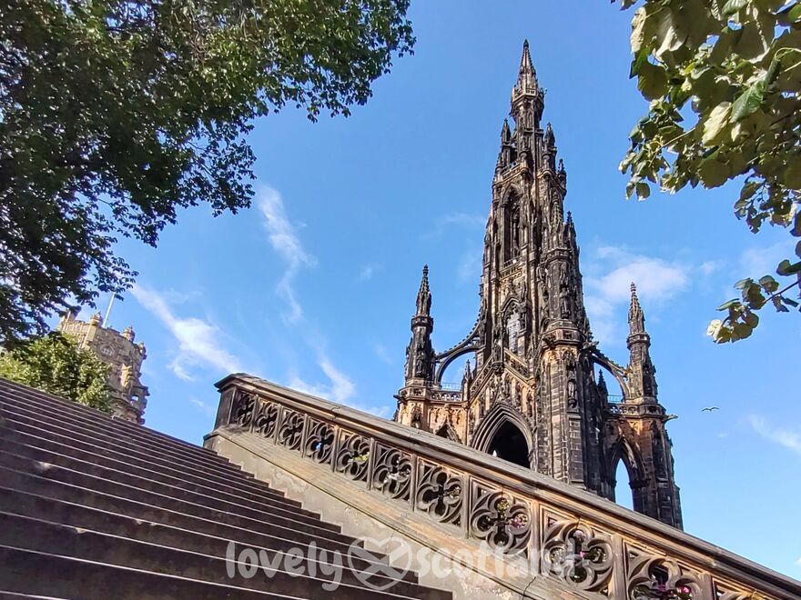 Scott Monument vu depuis les marches qui mènent à Princes Street Gardens