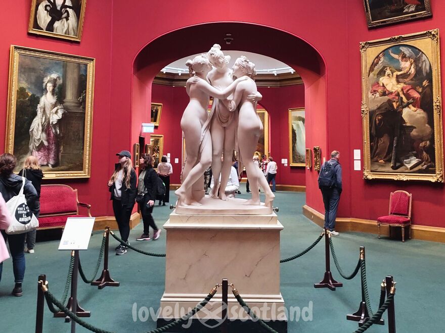 Salle de la Galerie nationale d’Écosse à Édimbourg avec sculpture en marbre
