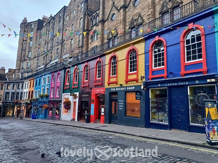 Façades colorées de Victoria Street dans la vieille ville d'Édimbourg