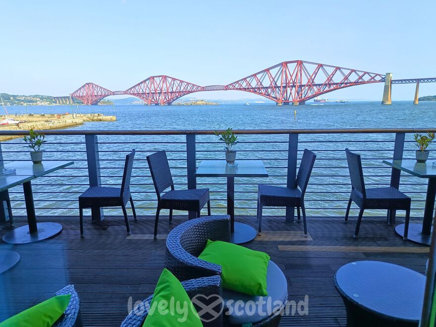 Vistas desde la terraza del comedor del Orocco Pier Restaurant en South Queensferry con el puente Forth Rail Bridge al fondo