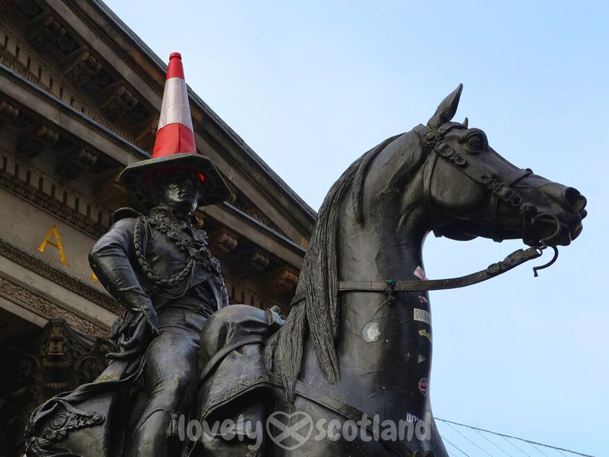 Estatua ecuestre del duque de Wellington en Glasgow con un cono de tráfico en la cabeza
