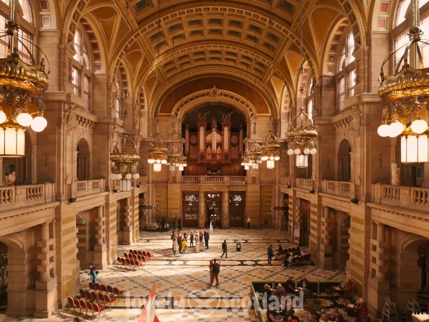 Interior del Museo Kelvingrove de Glasgow con gran sala arcos y lámparas