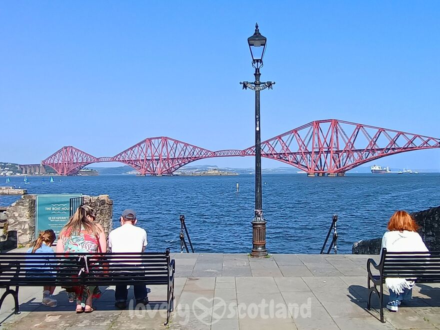 Forth Bridge visto desde un mirador de South Queensferry cerca de Edimburgo