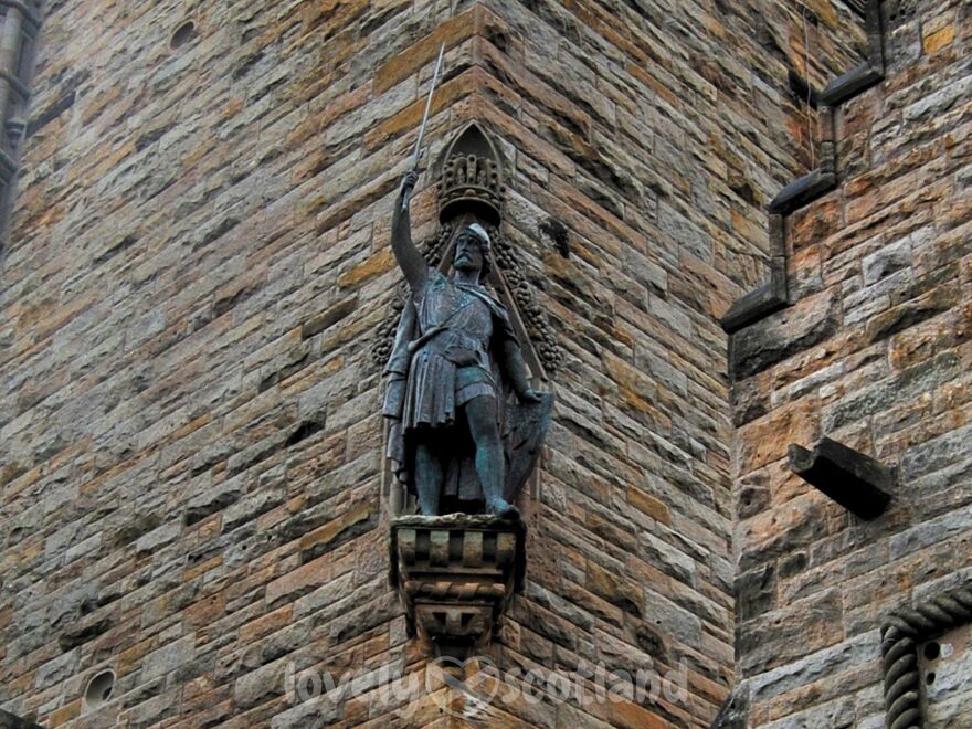 Estatua de William Wallace en la fachada del monumento de Stirling