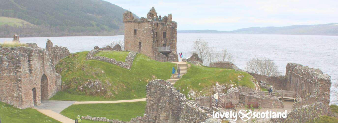 Patio del Castillo de Urquhart con vistas al lago Ness en las Highlands