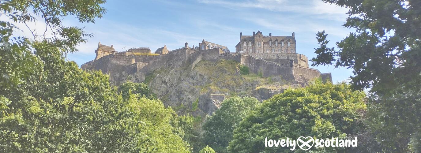 Château d’Édimbourg au dessus des pelouses de Princes Street Gardens
