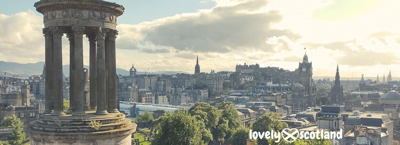 Panorama d’Édimbourg depuis Calton Hill avec le château d’Édimbourg au loin