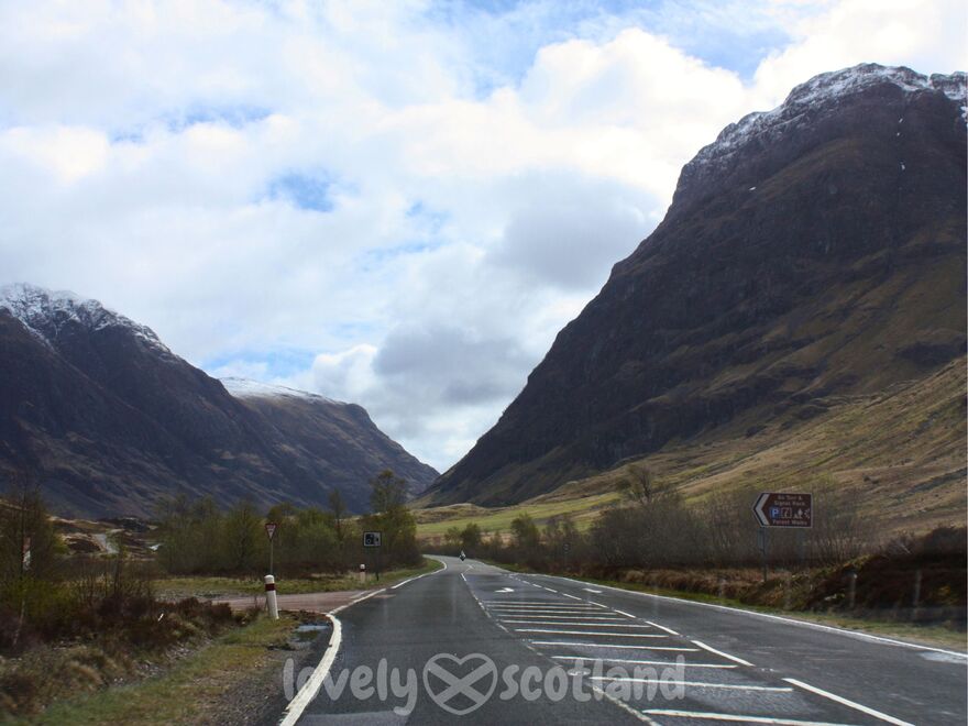 Carretera A82 a su paso por Glencoe entre montañas y cielo abierto