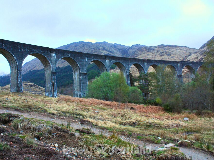 Viaducto de Glenfinnan cruzando el valle con montañas al fondo