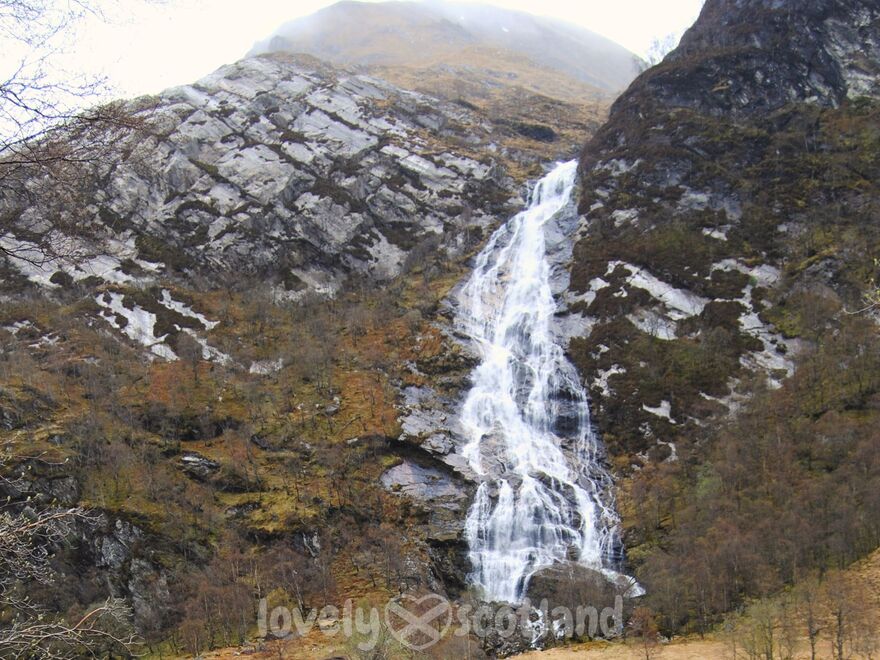 Steall Falls en Glen Nevis cayendo por una ladera rocosa