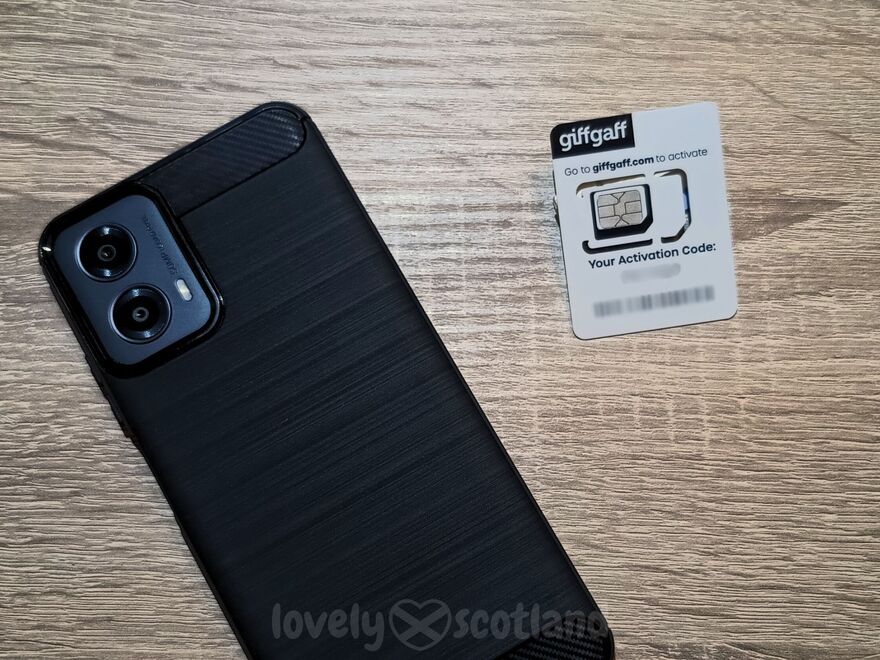 Smartphone and giffgaff SIM card for mobile data in the UK