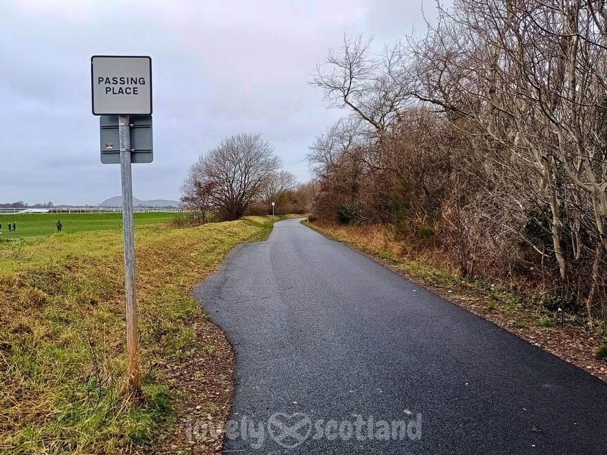 Panneau de passing place au bord d’une route étroite en Écosse