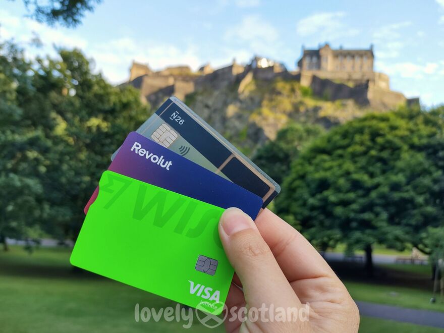 Main tenant des cartes de paiement pour voyager avec change à faible coût en Écosse