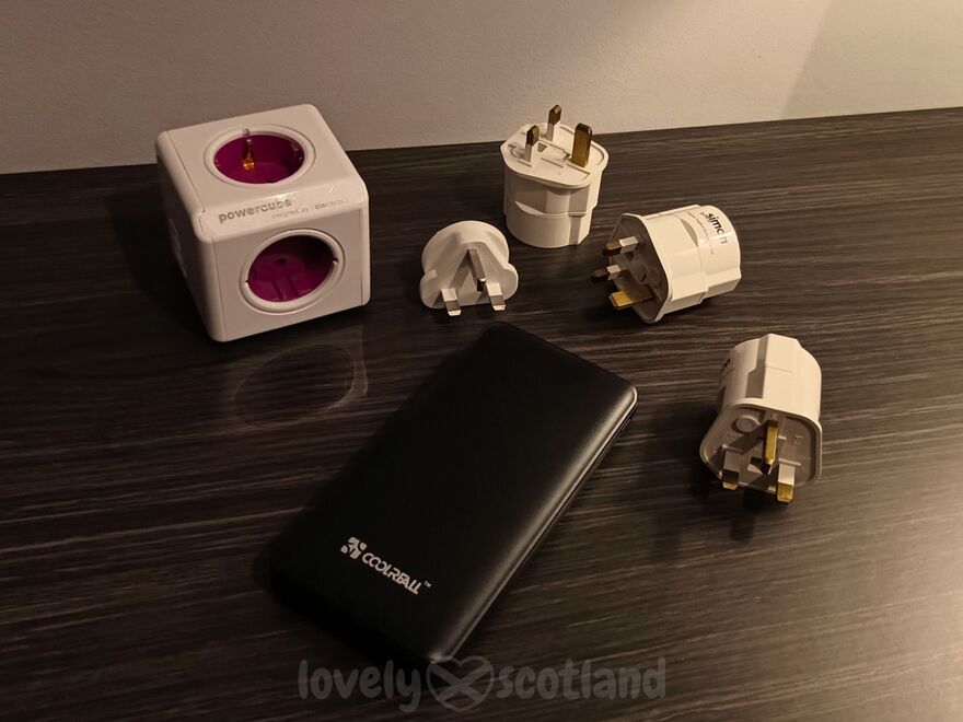 Adaptateurs type G pour le Royaume Uni et batterie externe pour le voyage