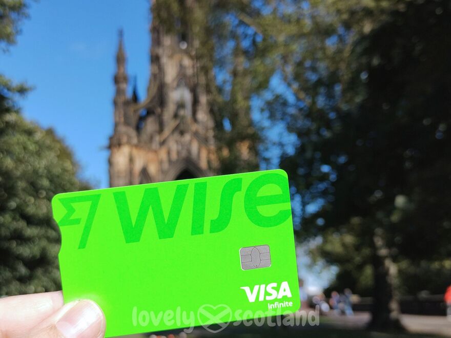 Carte Wise devant le Scott Monument à Édimbourg