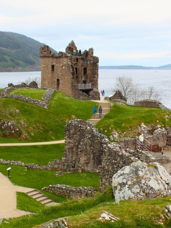 Patio del Castillo de Urquhart con vistas al lago Ness en las Highlands